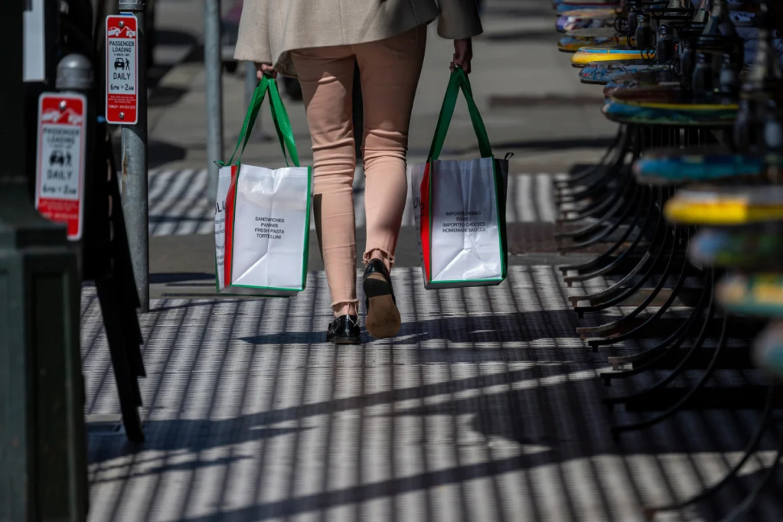 Una persona lleva bolsas de compras en el barrio de North Beach en San Francisco, California, el martes 11 de marzo de 2025.