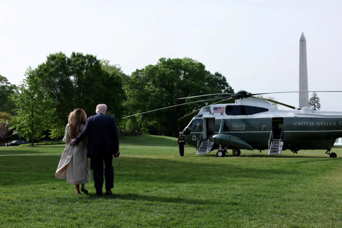El presidente Donald Trump y la primera dama Melania Trump caminan hacia el Marine One antes de partir hacia Roma, Italia, para asistir al funeral del papa Francisco el 25 de abril.