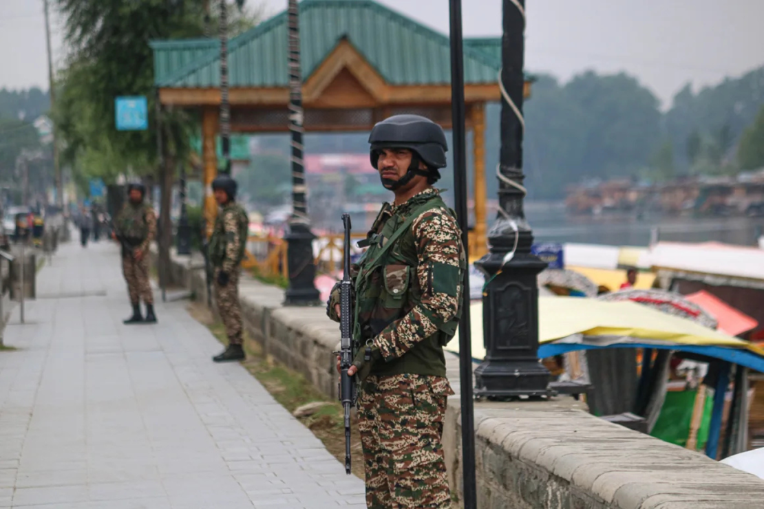 Un soldado paramilitar indio vigila las orillas del lago Dal en Srinagar, Jammu y Cachemira, el 9 de mayo de 2025.