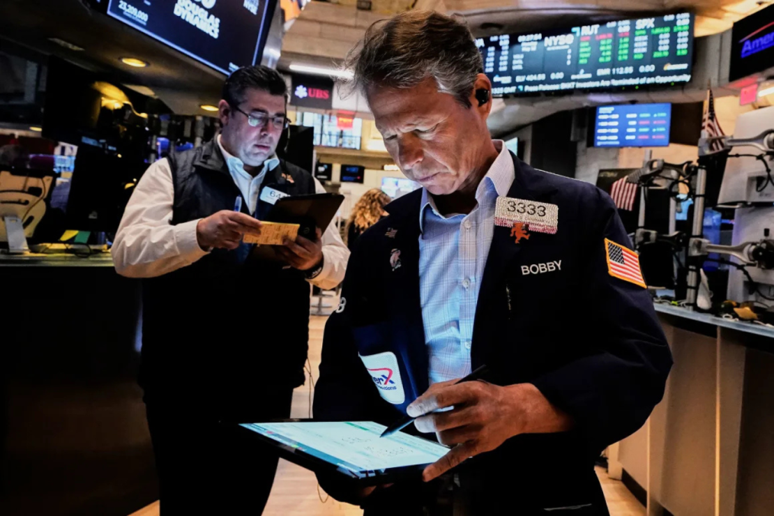 Operadores trabajan en la Bolsa de Valores de Nueva York el lunes.