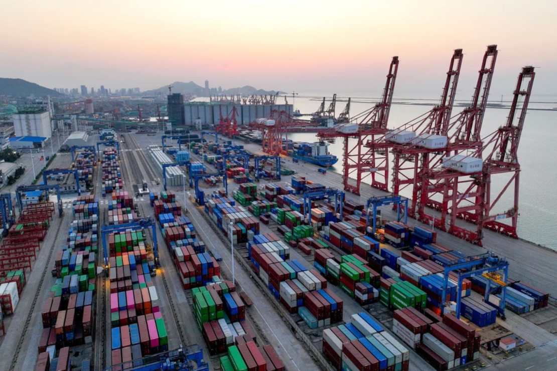 Contenedores en el puerto de Lianyungang, en la provincia oriental china de Jiangsu, el 1 de mayo.
