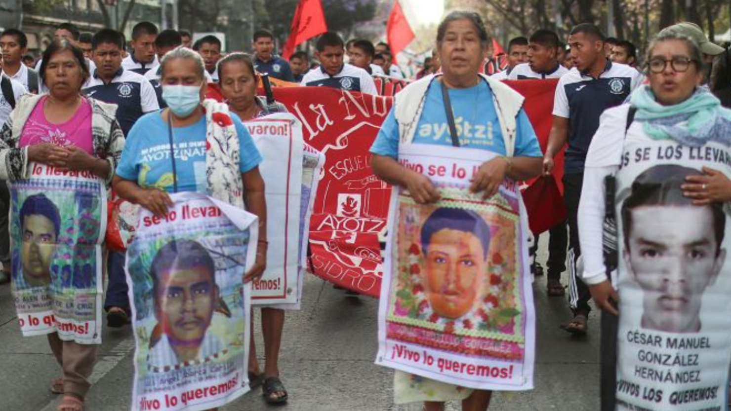 Estudiantes acompañan a familiares de los 43 estudiantes desaparecidos de la Normal Rural de Ayotzinapa y a  de colectivos de familiares de desaparecidos durante la marcha mensual de Ayotzinapa para exigir justicia en la Ciudad de México.