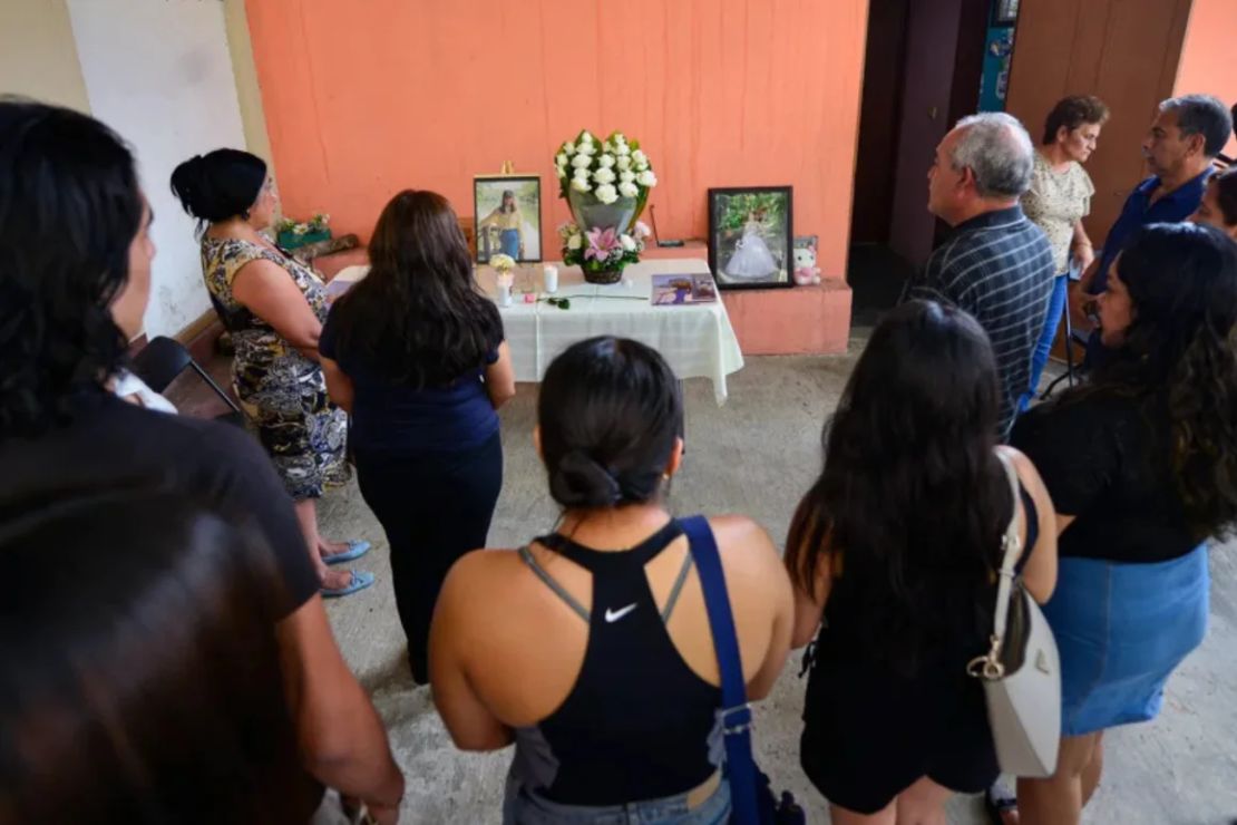 Familiares de América Yamilet Sánchez oran el domingo en Xalapa, estado de Veracruz, México.