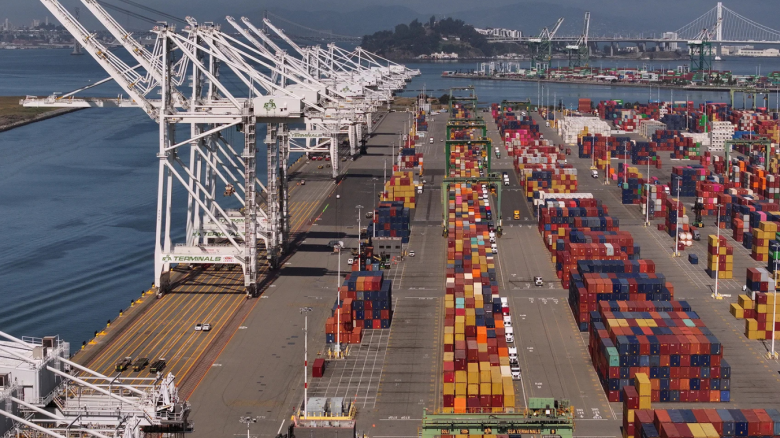Vista aérea de grúas de carga inactivas en el Puerto de Oakland, California, el 28 de abril.