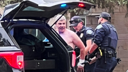 Agentes detienen a un sospechoso tras un ataque que dejó varias personas heridas en Boulder, Colorado, el 1 de junio de 2025.