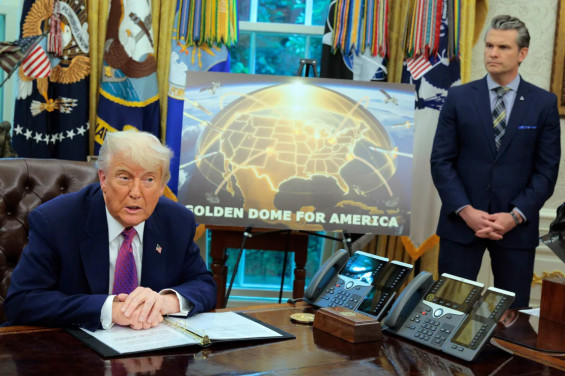 El presidente Donald Trump habla junto al secretario de Defensa, Pete Hegseth, en el Despacho Oval de la Casa Blanca el 20 de mayo.