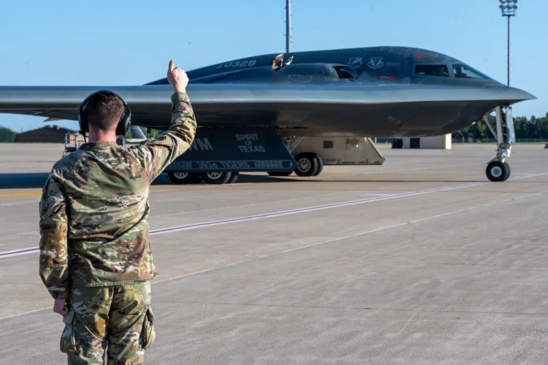 El bombardero furtivo B-2 Spirit recibe autorización para despegar en la Base Aérea Whiteman, Missouri, en julio de 2024.