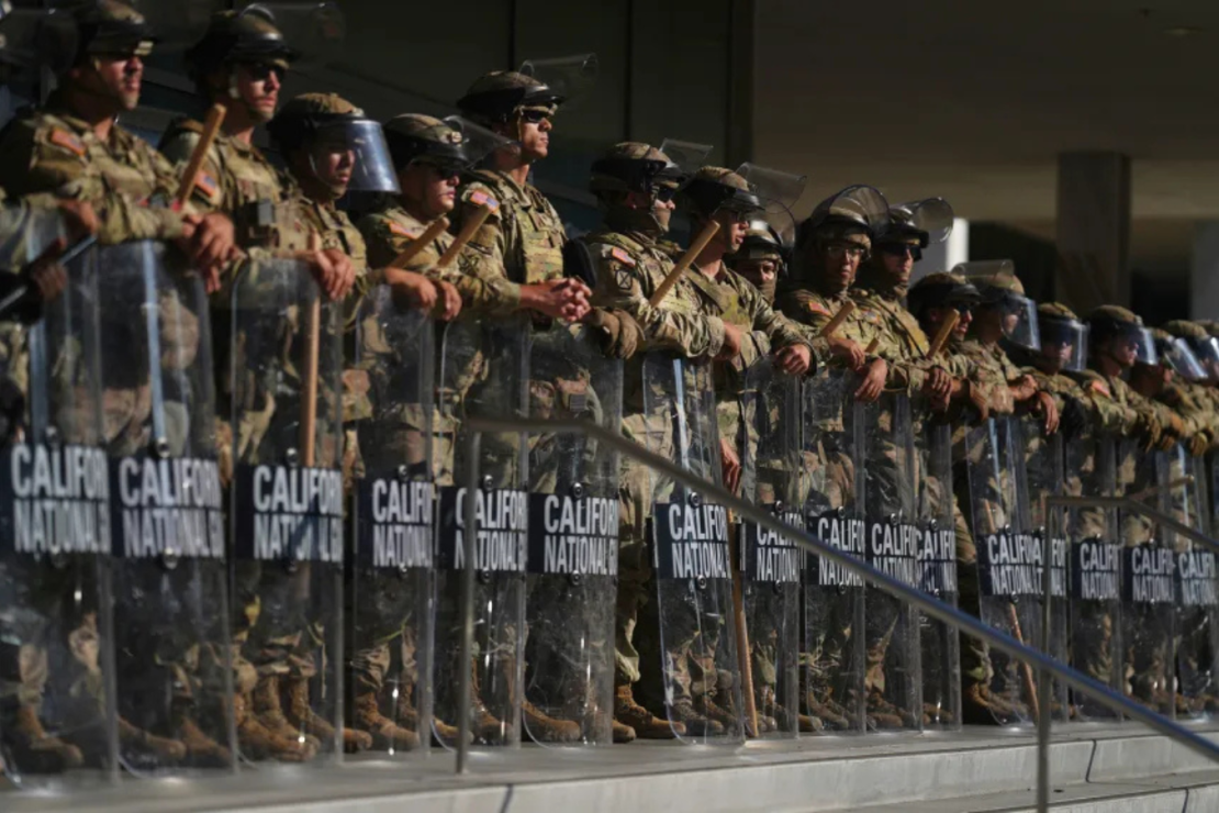 de la Guardia Nacional de California se encuentran el martes en el Edificio Federal en el centro de Los Ángeles.
