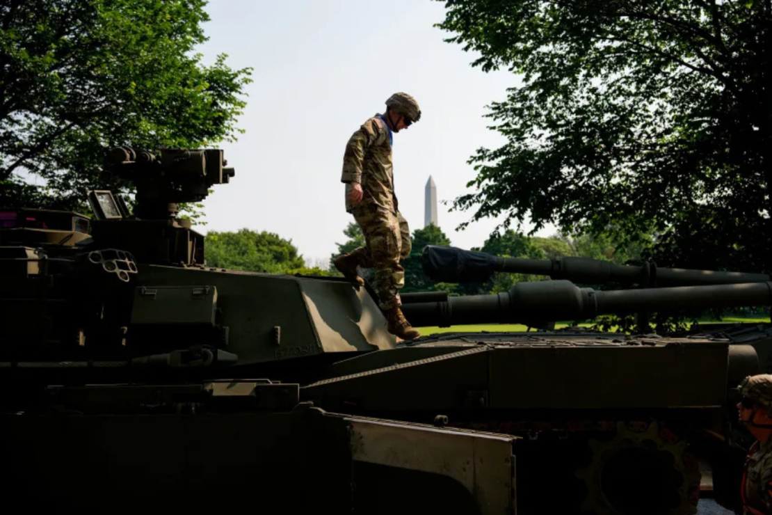 Soldados del Ejército trabajan en vehículos militares el miércoles, preparándose para el desfile militar en Washington.