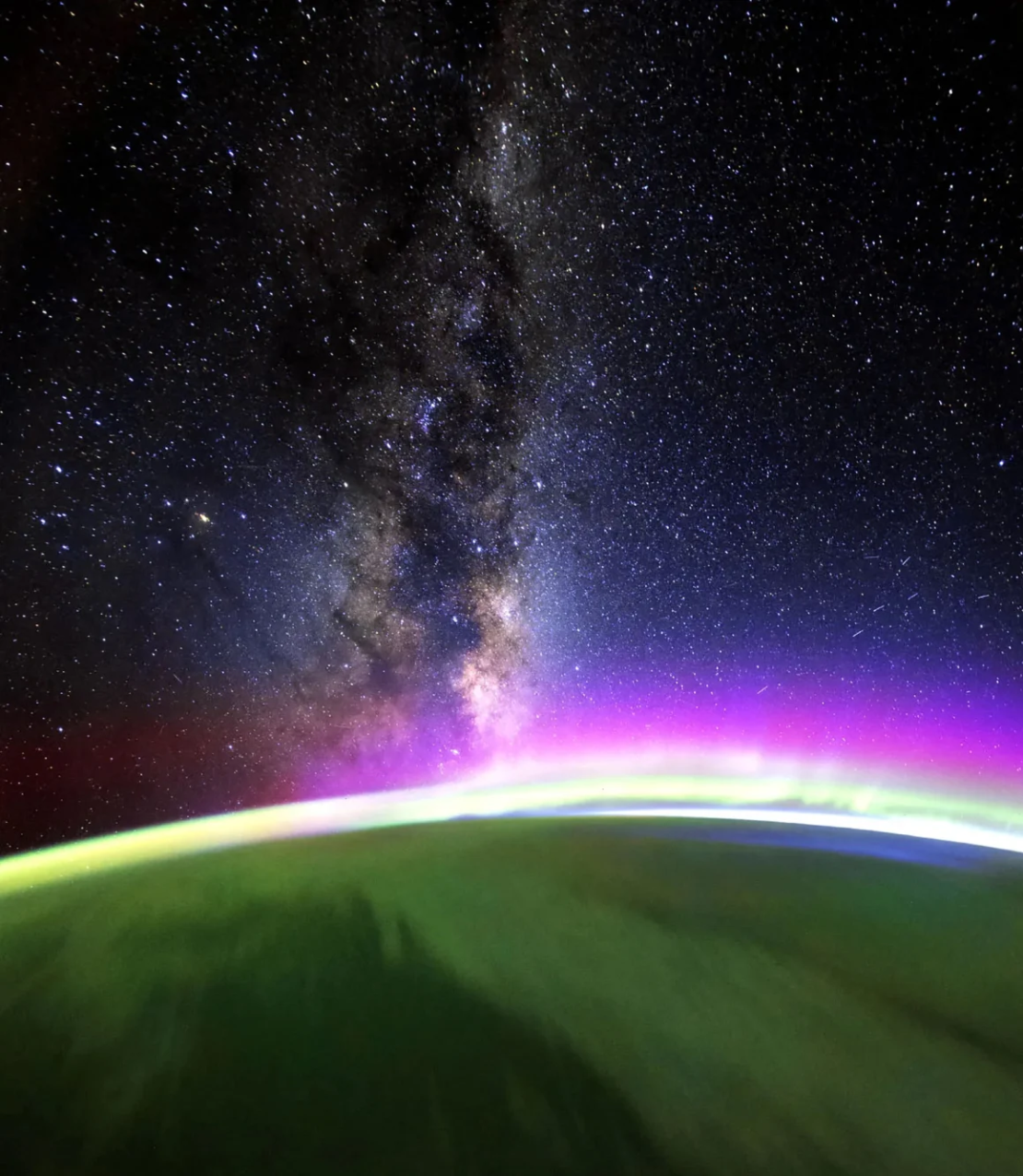 Pettit capta una impresionante imagen de colores cósmicos el 27 de enero cuando el sol comienza a salir sobre el océano Pacífico. Esta imagen de larga exposición muestra la Vía Láctea por encima de una aurora y del resplandor del aire que brillan más cerca del horizonte de la Tierra.