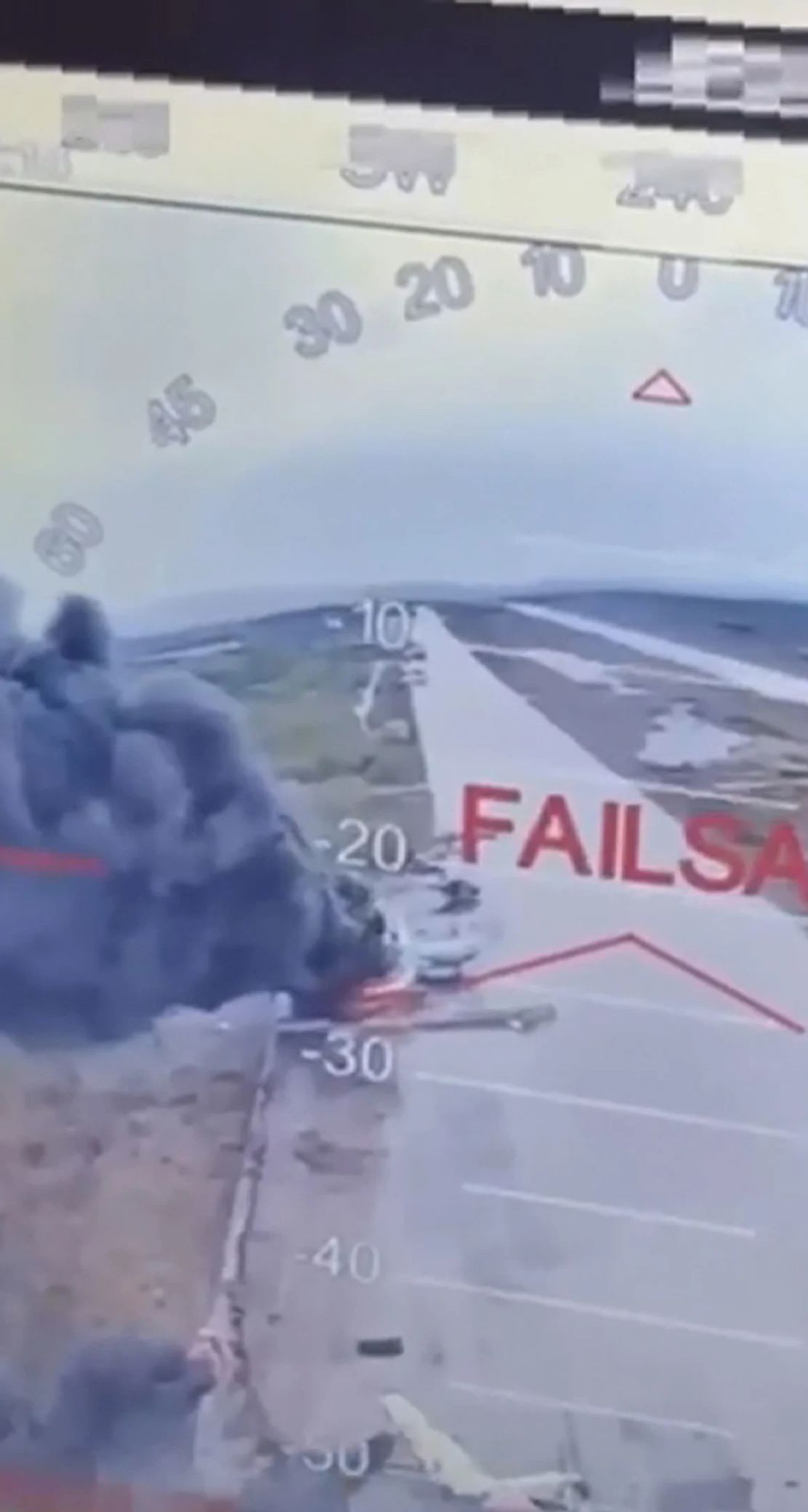 Una imagen de un video obtenido por CNN parece mostrar aviones de combate rusos ardiendo en la pista después de un ataque con drones ucranianos a gran escala el domingo 1 de junio de 2025. CNN no puede verificar de forma independiente la ubicación de los videos, pero una fuente del Servicio de Seguridad Ucraniano (SBU) dijo que los ataques tuvieron como objetivo cuatro bases aéreas en el interior de Rusia.