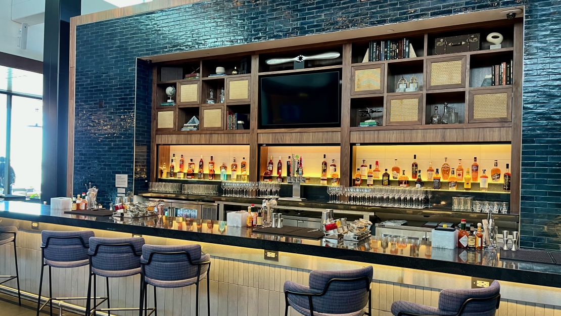 A photo of the main bar at the Atlanta Centurion Lounge