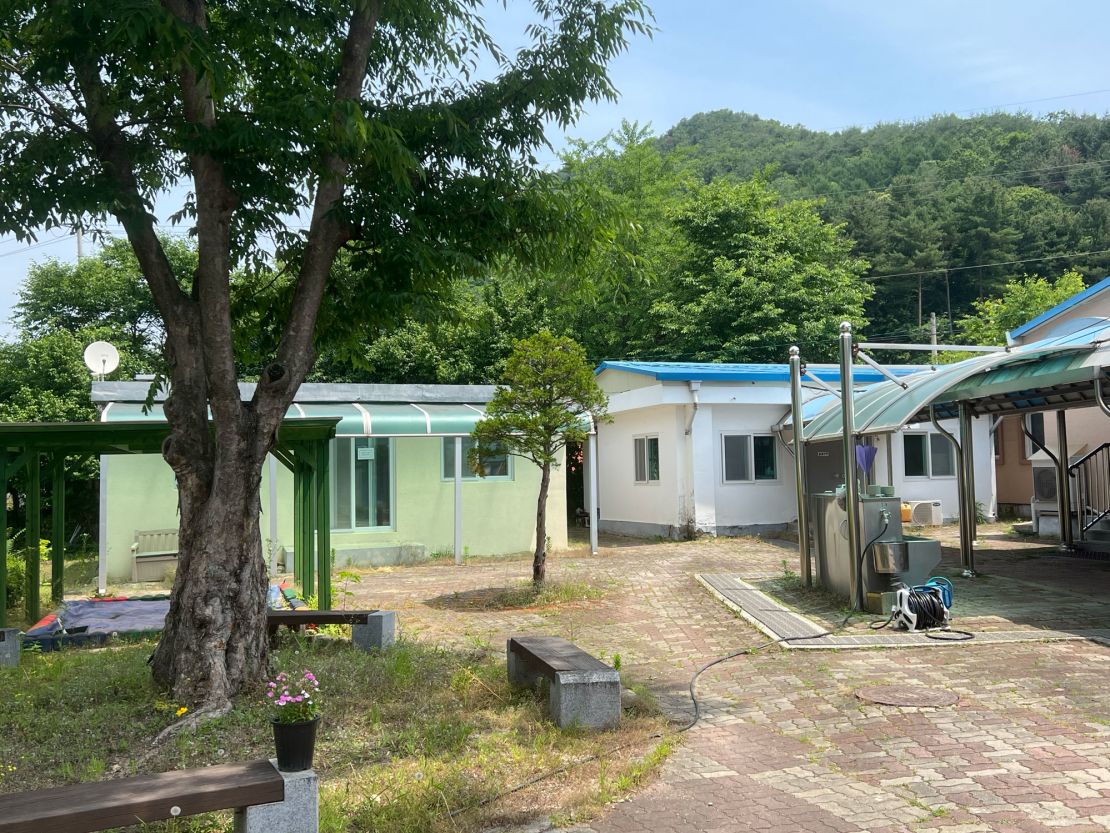 The Min family used to live in the official residence at the back of the Dangnim Elementary School, now changed into a rest area for teachers.