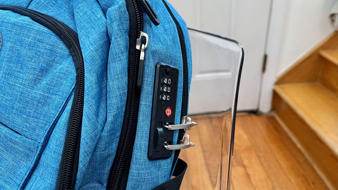 A photo of the zippers of the Shrradoo anti-theft travel backpack