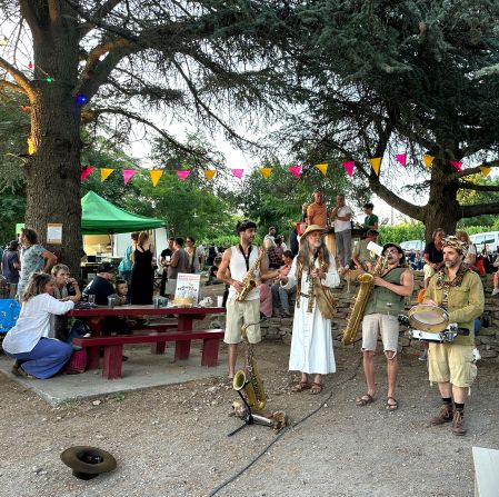 <strong>Local events: </strong>The outdoor village market in the nearby Brousses-et-Villaret is a popular attraction with visitors and locals.