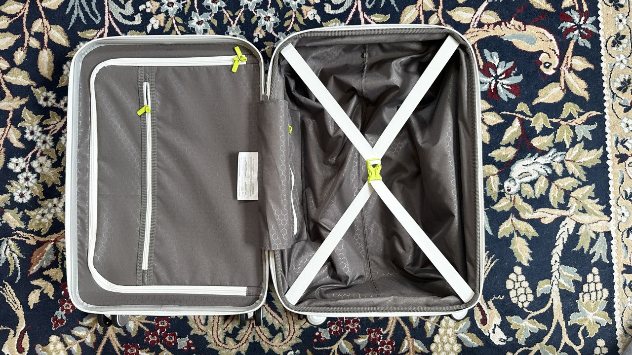 A photo of the interior of the Samsonite Freeform Spinner carry-on