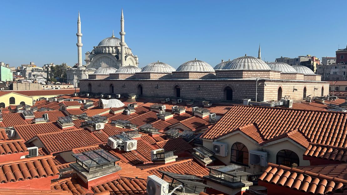 Thie bazaar sits between Beyazit and Nur-u Osmaniye mosques.