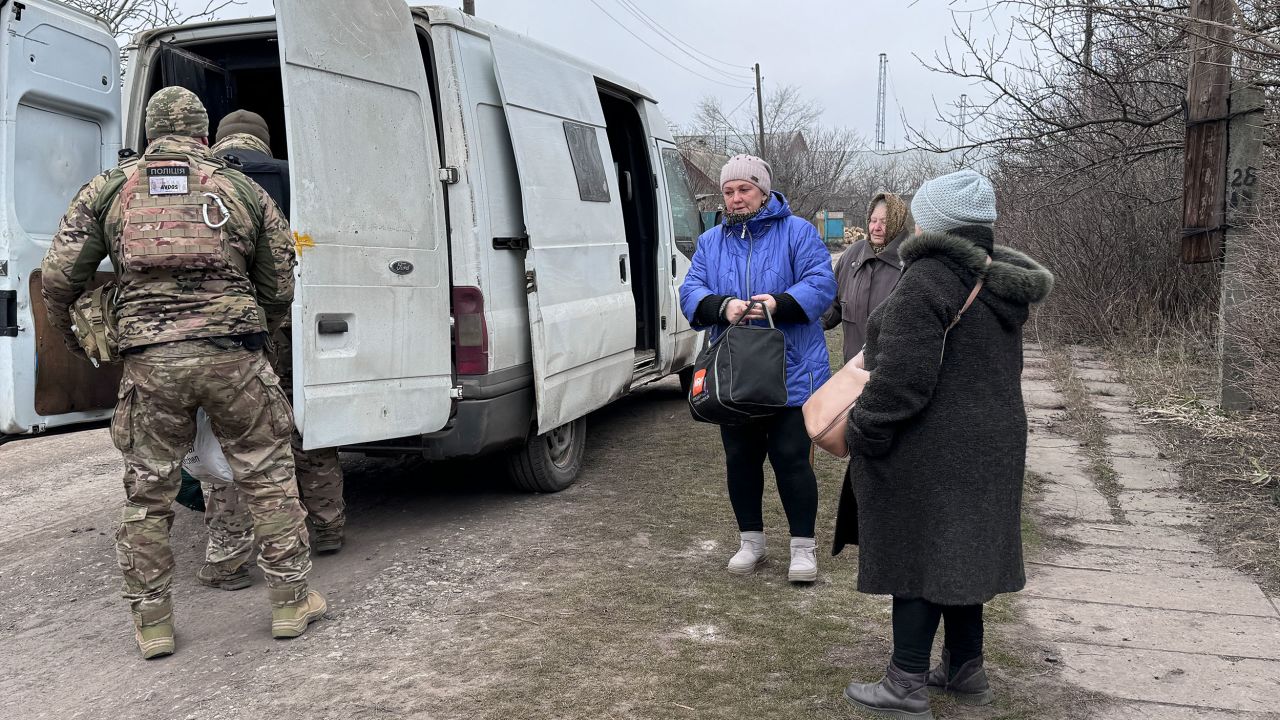 Residents of the easters Ukrainian village of Zhelanie choosing to be evacuated due to ongoing shelling (source: Anna-Maja Rappard/CNN)
