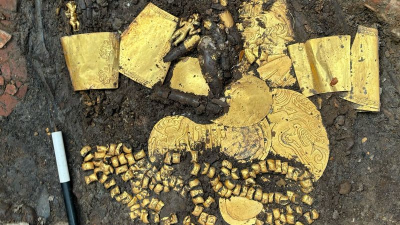 Златно съкровище и множество тела, намерени в гробница, построена за древен религиозен лидер, казват археолозите