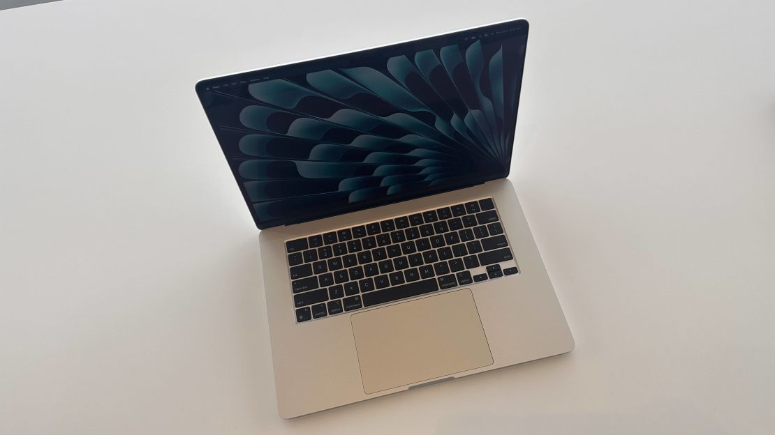 MacBook Air 15 hands-on cnnu 3