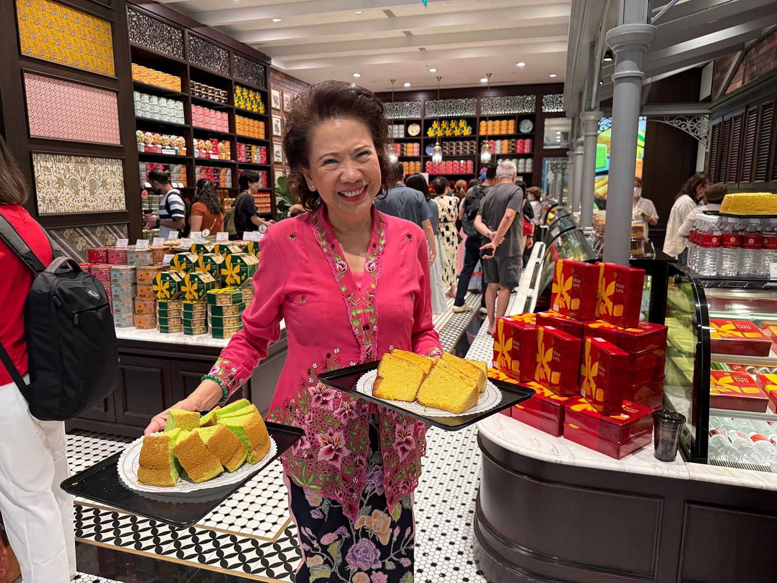 pandan cake, pandan chiffon, Singapore desserts, Bengawan Solo, pandan trend, pandan flavor, Asian desserts, global food trends, pandan cake popularity, tropical cake, Singapore bakery, food revolution, international desserts, pandan globalization, JJ Lin, Jay Chou

