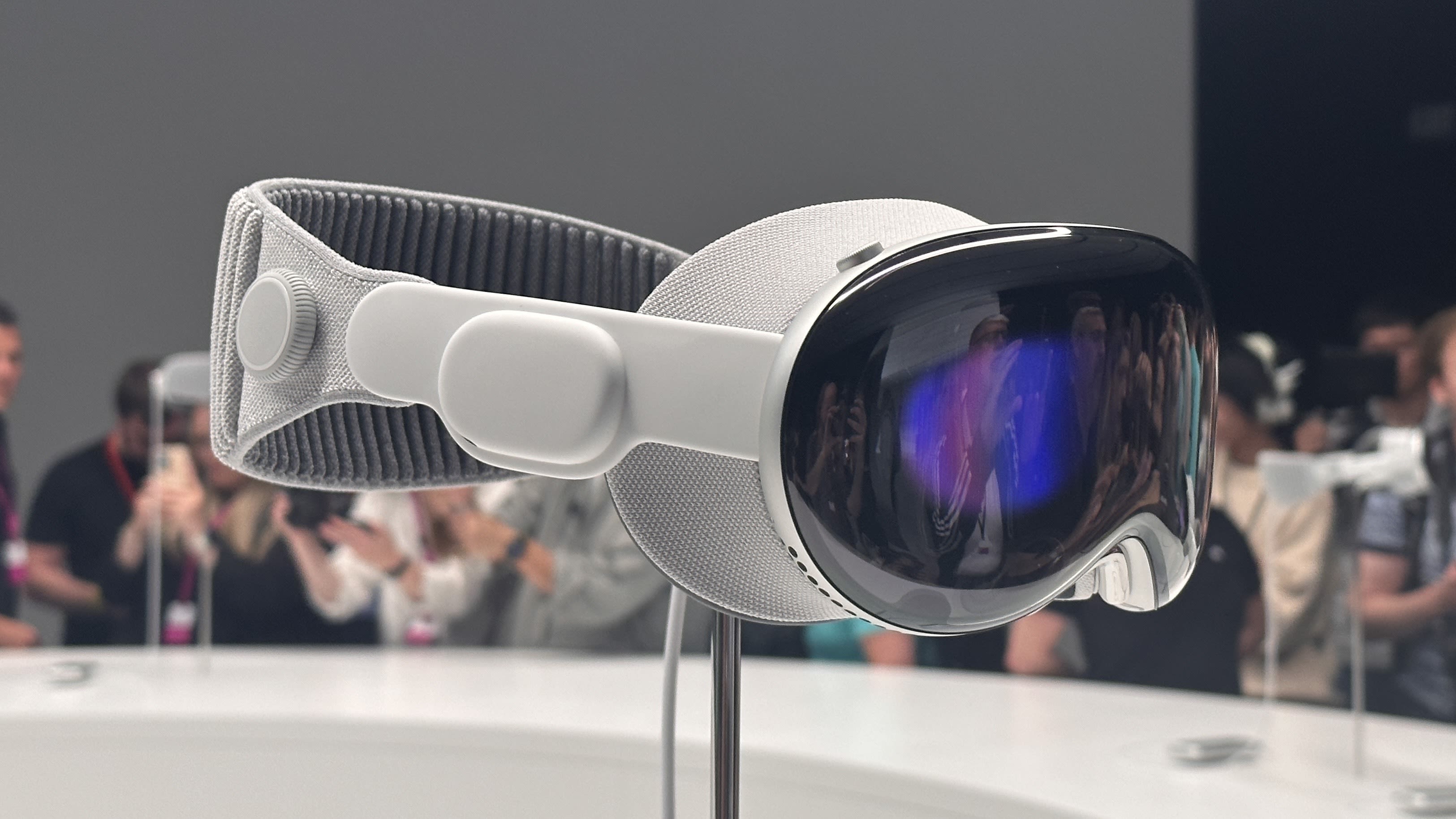Buying Apple's Vision Pro headset could require an appointment and a face  scan - The Verge