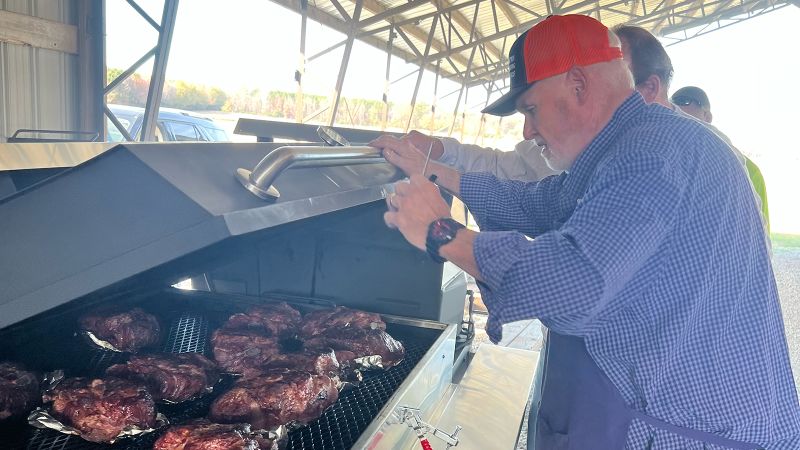 Read more about the article In the wake of Hurricane Helene’s devastation in North Carolina neighbors unite to ensure no one spends Thanksgiving hungry – CNN