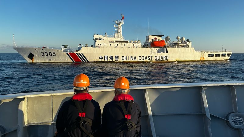 Какво е на борда на превъзхождащ по численост филипински кораб, изправен срещу стремежа на Китай да доминира в Южнокитайско море