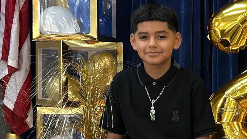 Вижте всички теми Връзка копирана Следвайте Единадесетгодишният Джулиан Гузман и