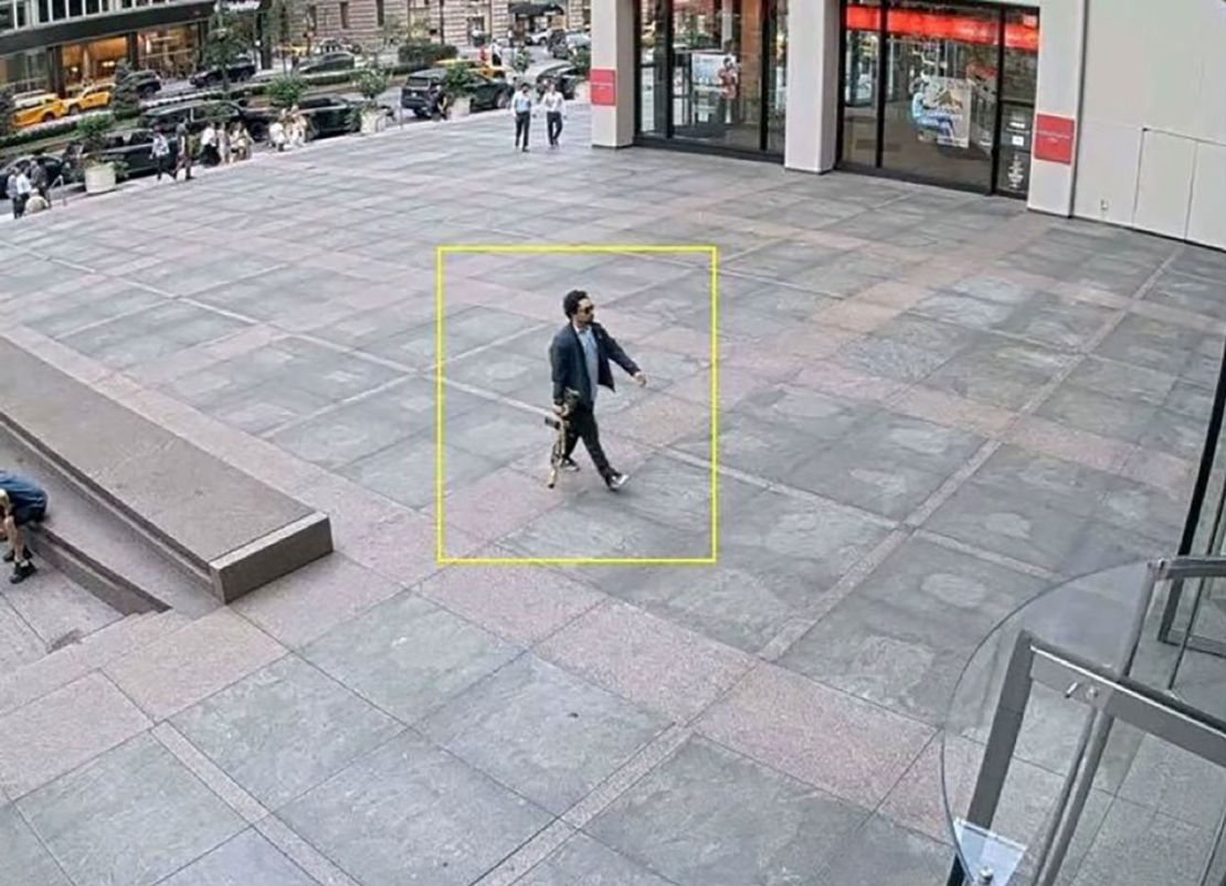 Esta es la foto que compartieron las autoridades del hombre que creen es el atacante entrando al edificio.