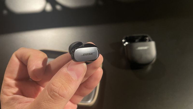 Bose quietcomfort earbuds discount vs bose 700