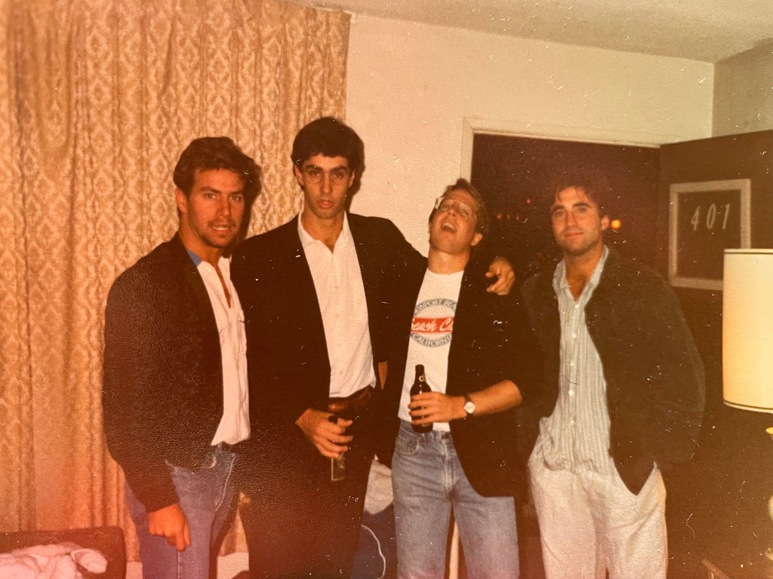 Griggs, segundo desde la izquierda, con su hermano y amigos a mediados de los años 80 en posiblemente la única habitación de motel de Las Vegas que podían pagar.