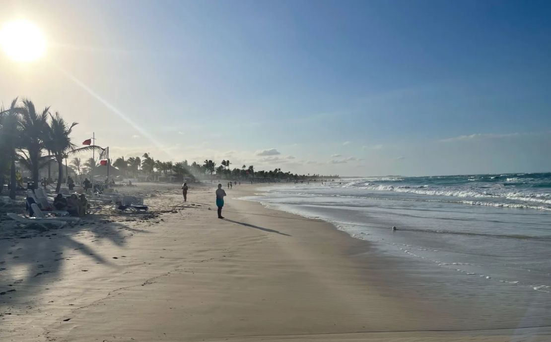 Las olas eran grandes y poderosas en este tramo de la playa en Punta Cana, República Dominicana, cuando CNN lo visitó el 20 de marzo.