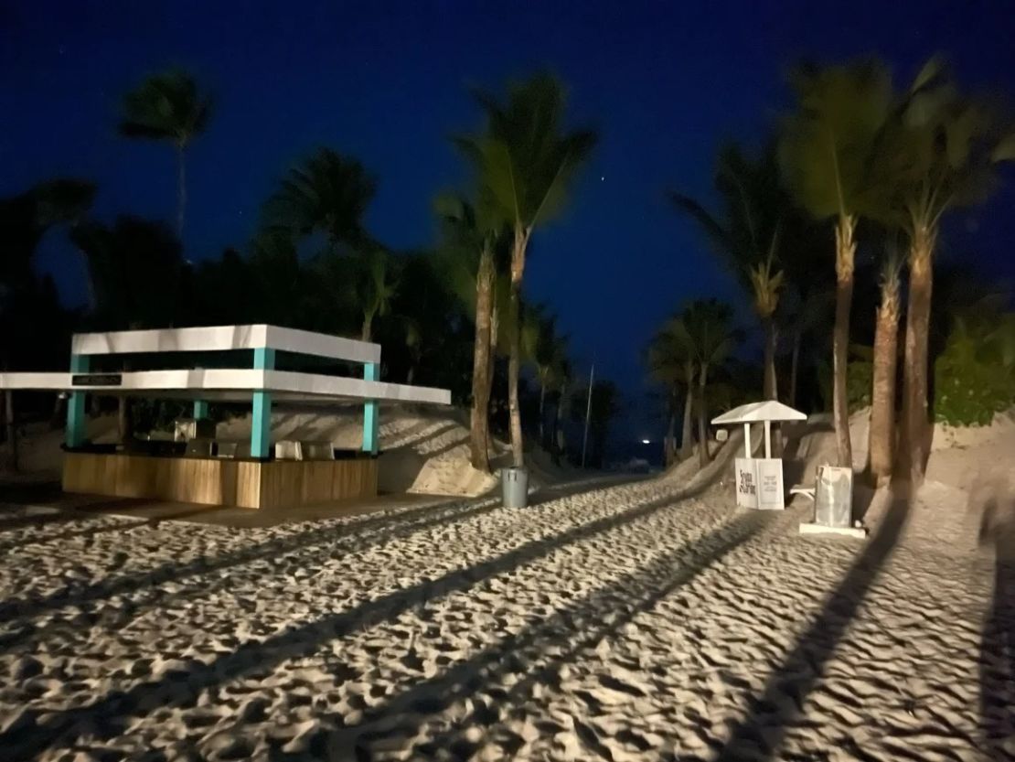 Más allá de este punto de  se encuentra la playa de color negro intenso, fotografiada el 20 de marzo.