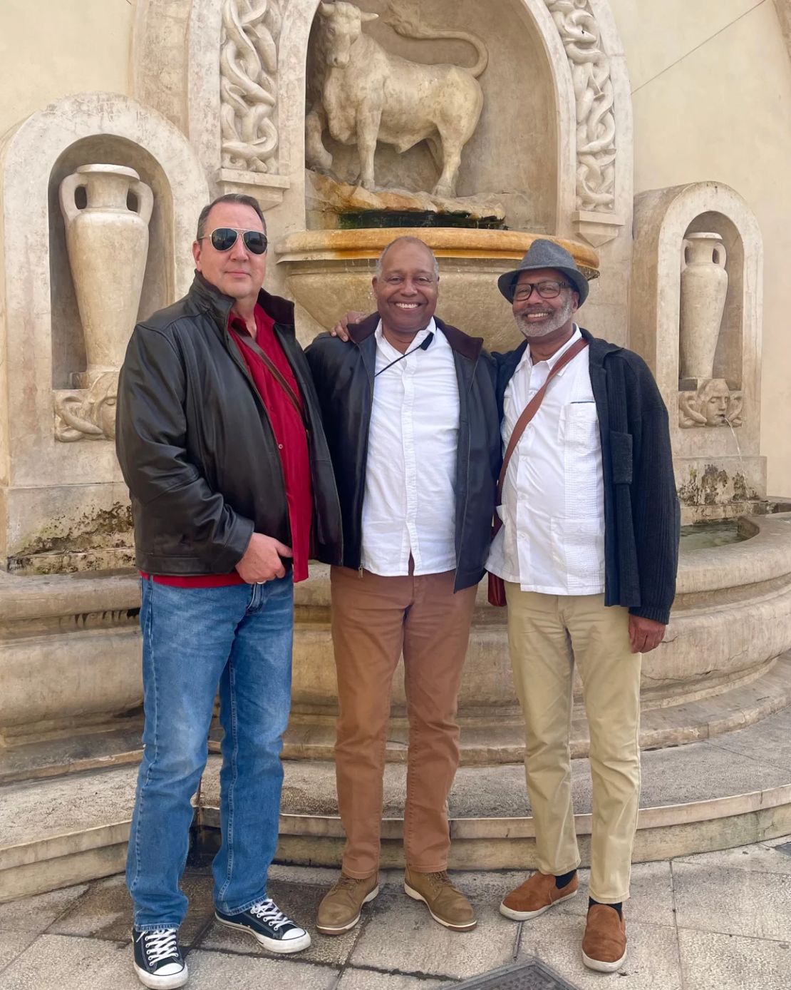 Keith Richardson (centro) con su hermano gemelo Kelvin (derecha) y un amigo.