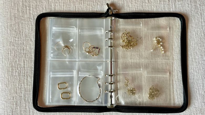 A photo of the LingLingo earring organizer