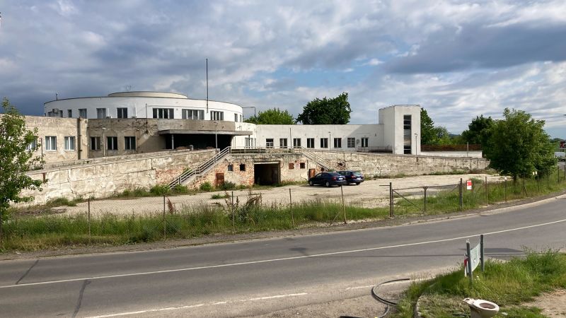 Красивото, но забравено летище Bauhaus, което е капсула за авиационно време 