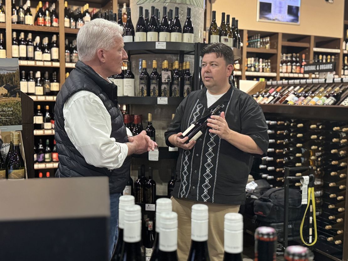 King fala sobre tarifas sobre bebidas alcoólicas e vinhos com Darryl Lamb, gerente de marca da Legacy Liquor Store em Vancouver, Colúmbia Britânica.