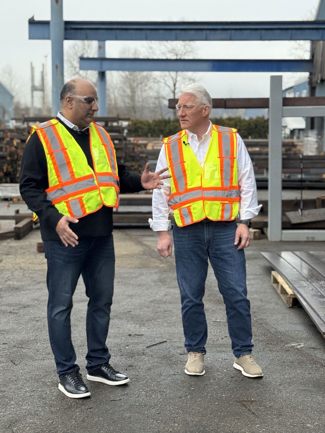 John King da CNN percorre a instalação de fabricação de aço da IA ​​Industries em Surrey, Colúmbia Britânica, com o gerente geral Karim Walji.