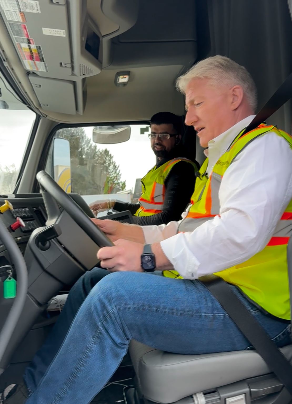 King se vira ao volante do caminhão de frete de Vikram Vinayak em Surrey, BC. Vinayak dirige para o Centurion Trucking, transportando vários bens que podem estar sujeitos a tarifas dos EUA.