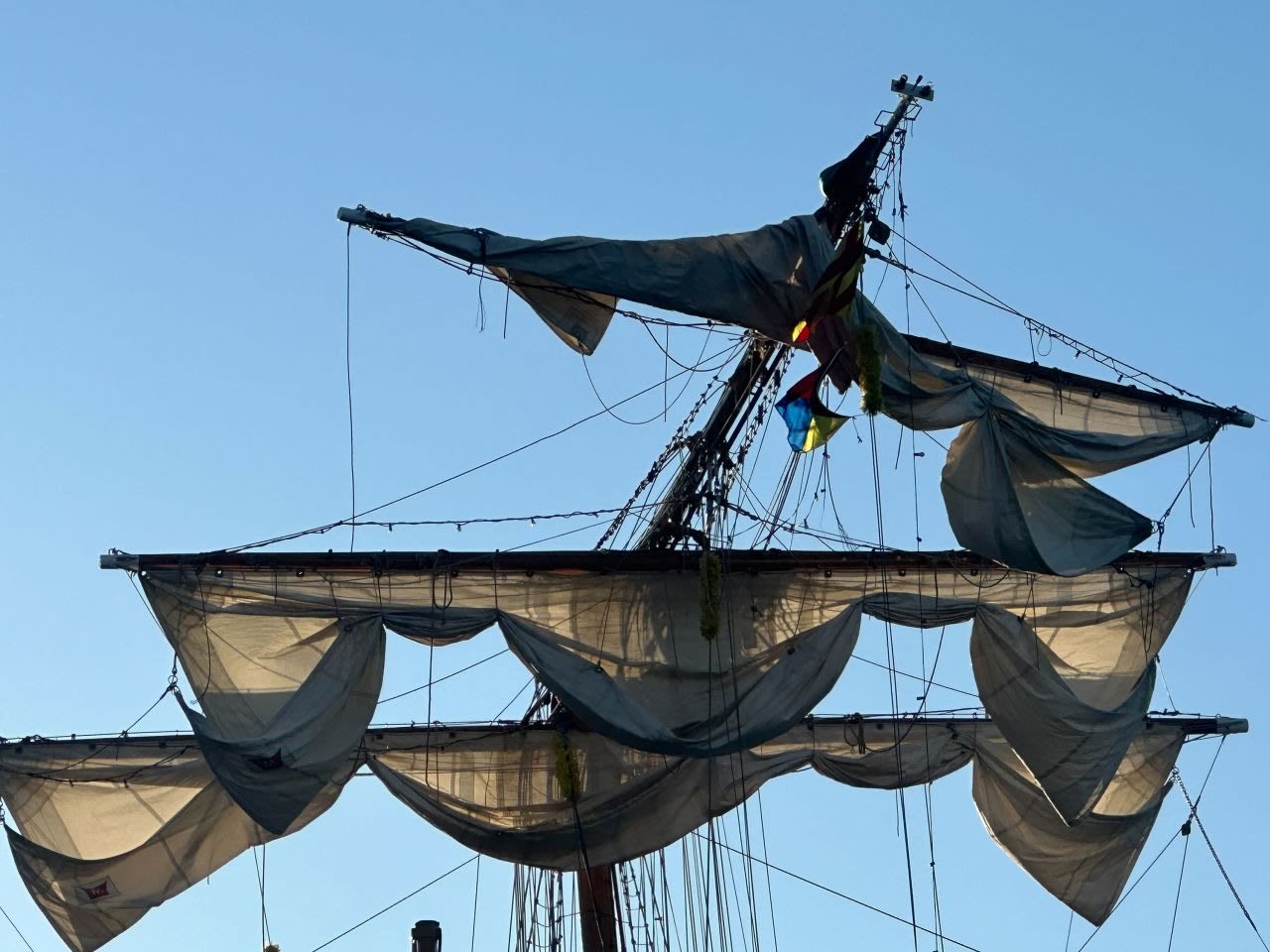 El mástil dañado del buque Cuauhtémoc de la Armada de México la mañana del domingo, luego de que se estrellara contra el Puente de Brooklyn la noche anterior.
