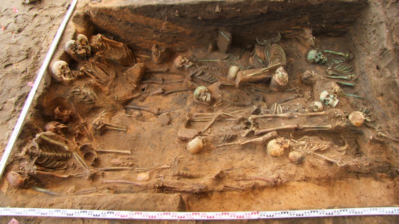 Масов гроб с 1000 скелета, открит в Германия