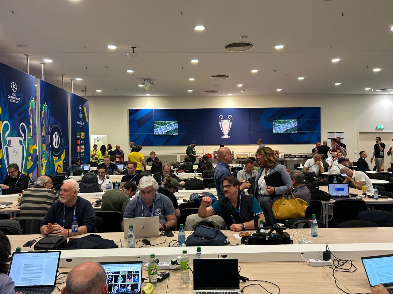 Journalists from all over the world show the magnitude of the world's biggest club game.
