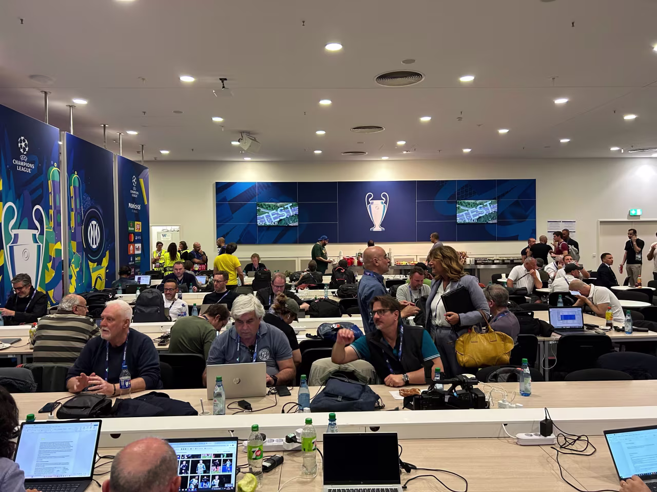 Journalists from all over the world show the magnitude of the world's biggest club game.