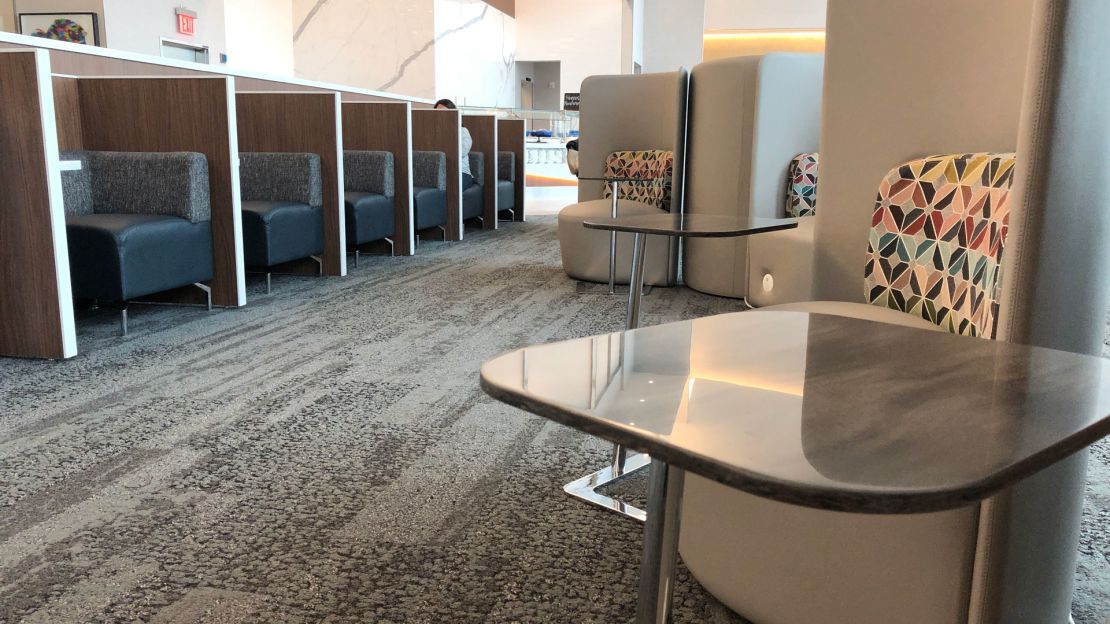 delta sky club laguardia lga seats and tables