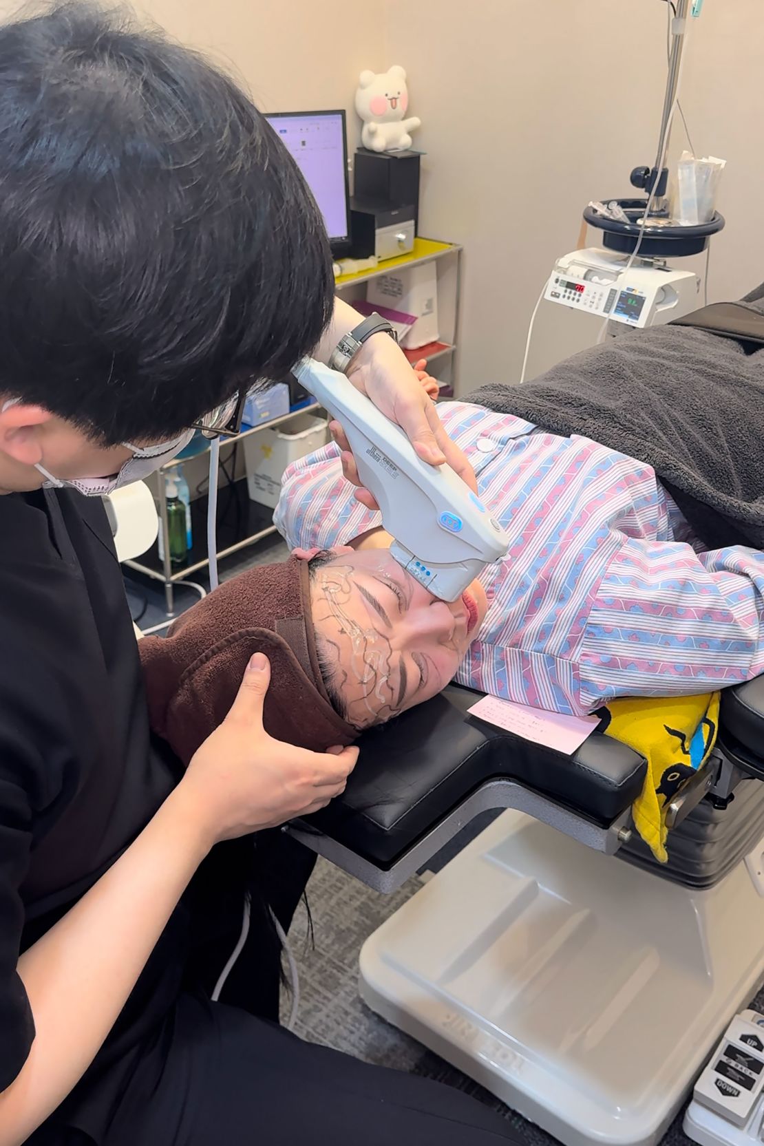 Yerim Lee undergoes a beauty treatment.