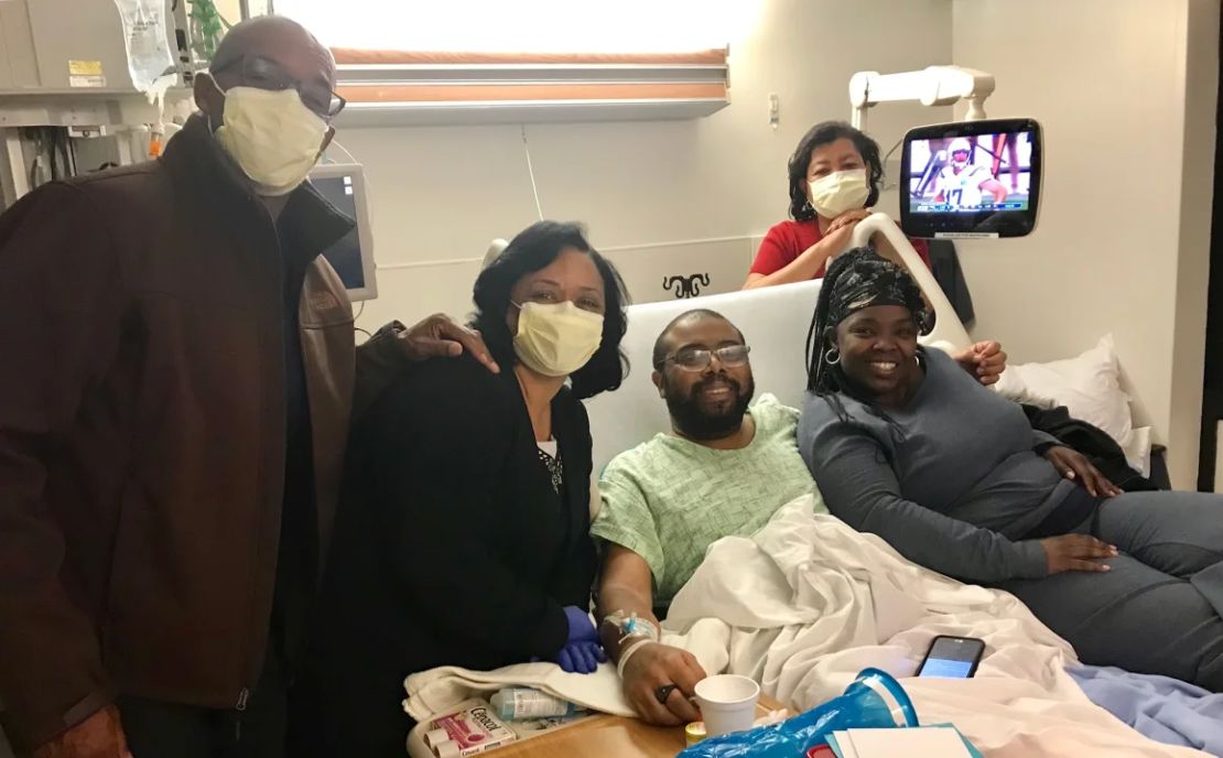 Torrence Irvin (tercero desde la izquierda) dice que perdió tanto peso que apenas era reconocible para sus familiares y amigos cuando lo visitaban en el hospital.