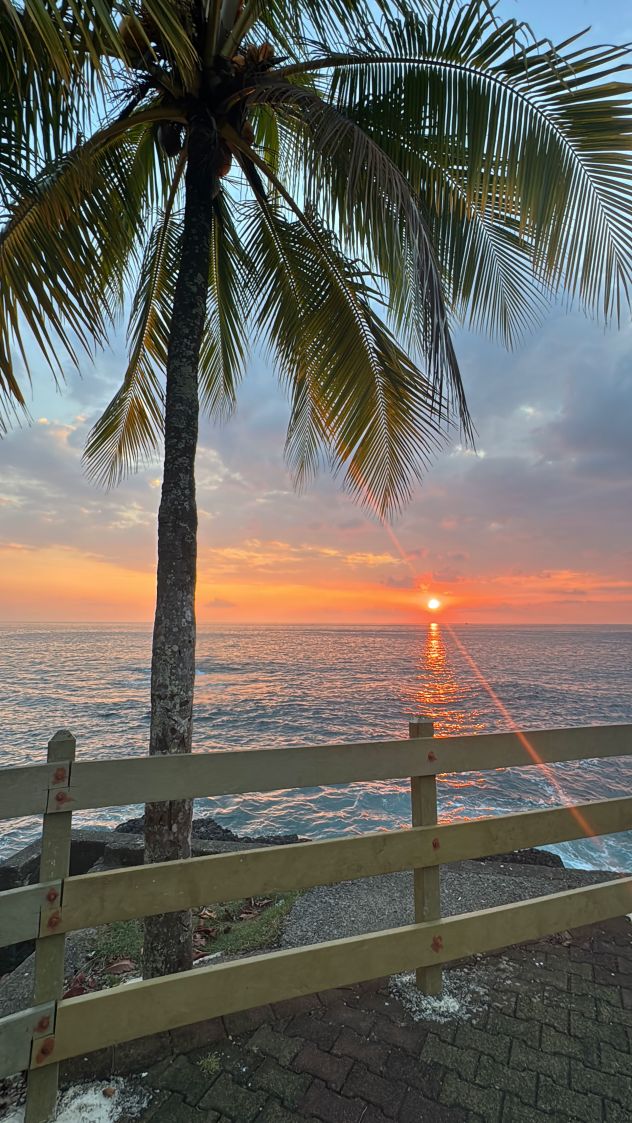 A sunset photographed by Saiz Bilbao during her time in Costa Rica.