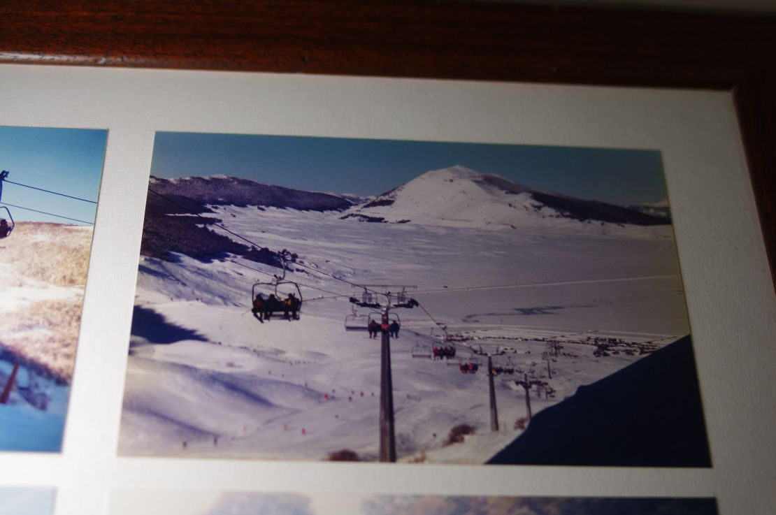 An old photograph showing a typical snow season. In the 1980s and 1990s, Campo Felice had no need for artificial snow at all.