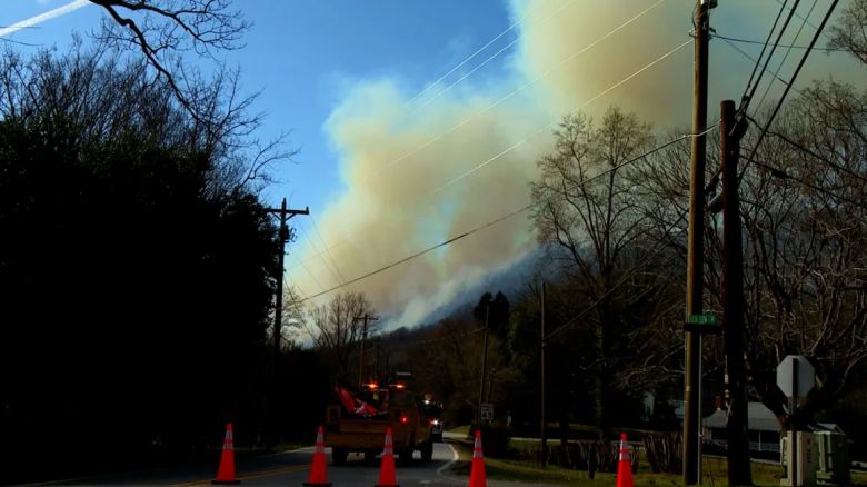 Bomberos combaten dos incendios forestales en el condado de Buncombe, Carolina del Norte, el sábado.